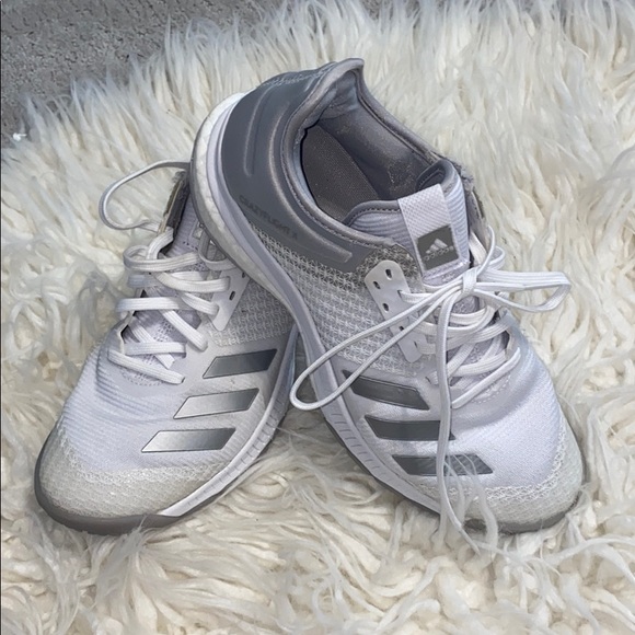 adidas Shoes - Like new Adidas sneakers 🔥